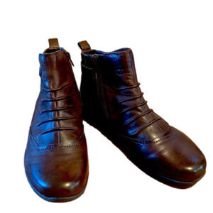 Earth Brand Leather Booties, Size 9.5D, Bark Brown. Ultra Wide.